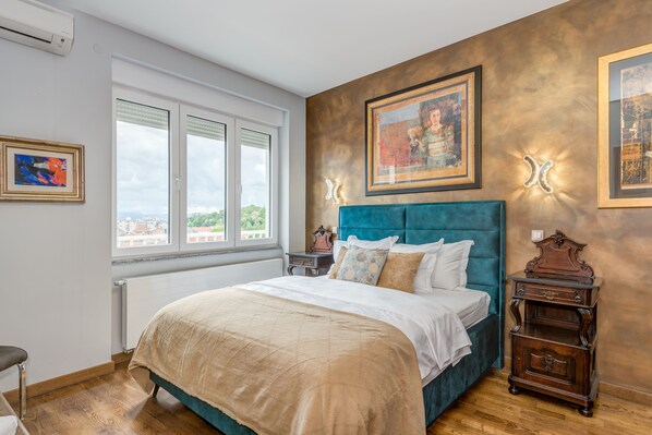 Grand Suite, 3 Bedrooms, with Square View and Terrace