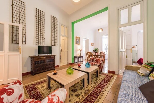 TV - Warm and Comfortable apartment 3 bedroom in the city center (Madrid)