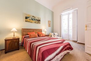 3 bedrooms, bed sheets - Warm and Comfortable apartment 3 bedroom in the city center (Madrid)