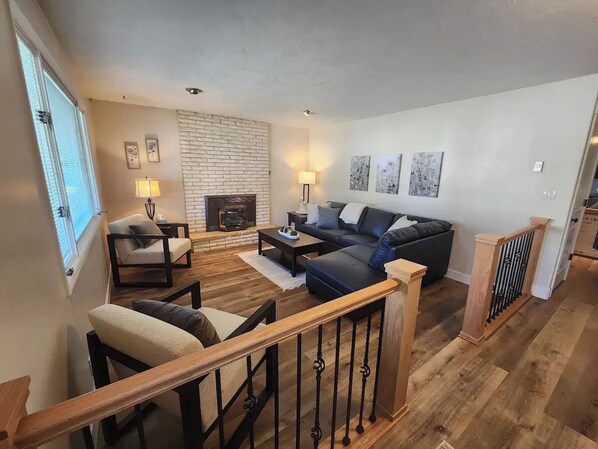 Una Smart TV, una chimenea, un reproductor estéreo