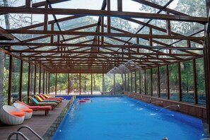 Kolam renang indoor