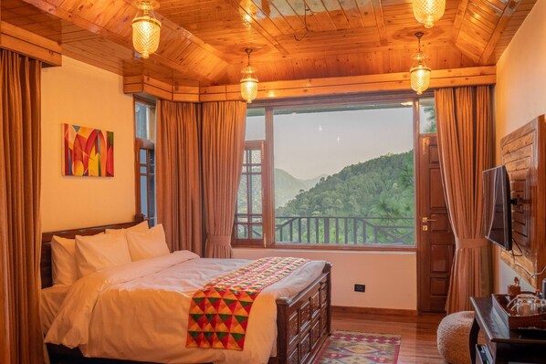 Premium Room | 1 bedroom, premium bedding, minibar, in-room safe