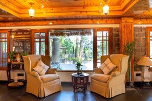 Coin salon dans le hall