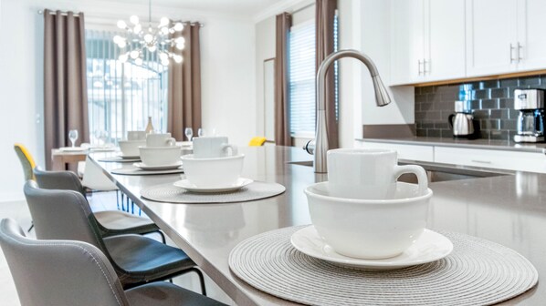 Køleskab, mikrobølgeovn, ovn, kogeplade