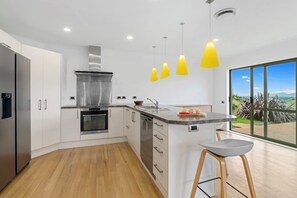 Kjøleskap, mikrobølgeovn, oppvaskmaskin og brødrister