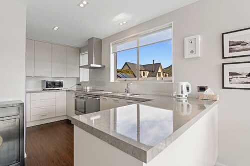 Seaside Sounds - Picton Upstairs Unit