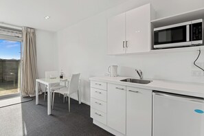 Fridge, microwave, toaster, cookware/dishes/utensils - Sounds Studio - Picton Downstairs Unit (Picton)