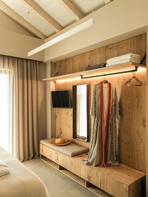 6 bedrooms, Frette Italian sheets, premium bedding, Tempur-Pedic beds