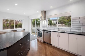 Een koelkast, een vaatwasser, een broodrooster