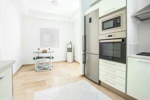 Kühlschrank, Mikrowelle, Ofen