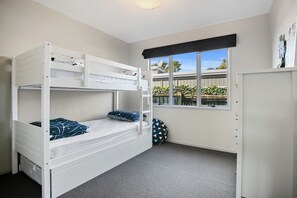 6 habitaciones, tabla de planchar con plancha, wifi y ropa de cama 