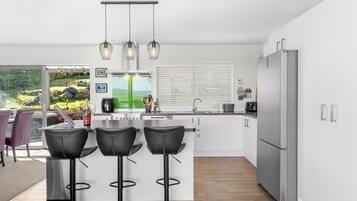 Jääkaappi, mikroaaltouuni, astianpesukone, kahvin-/teenkeitin