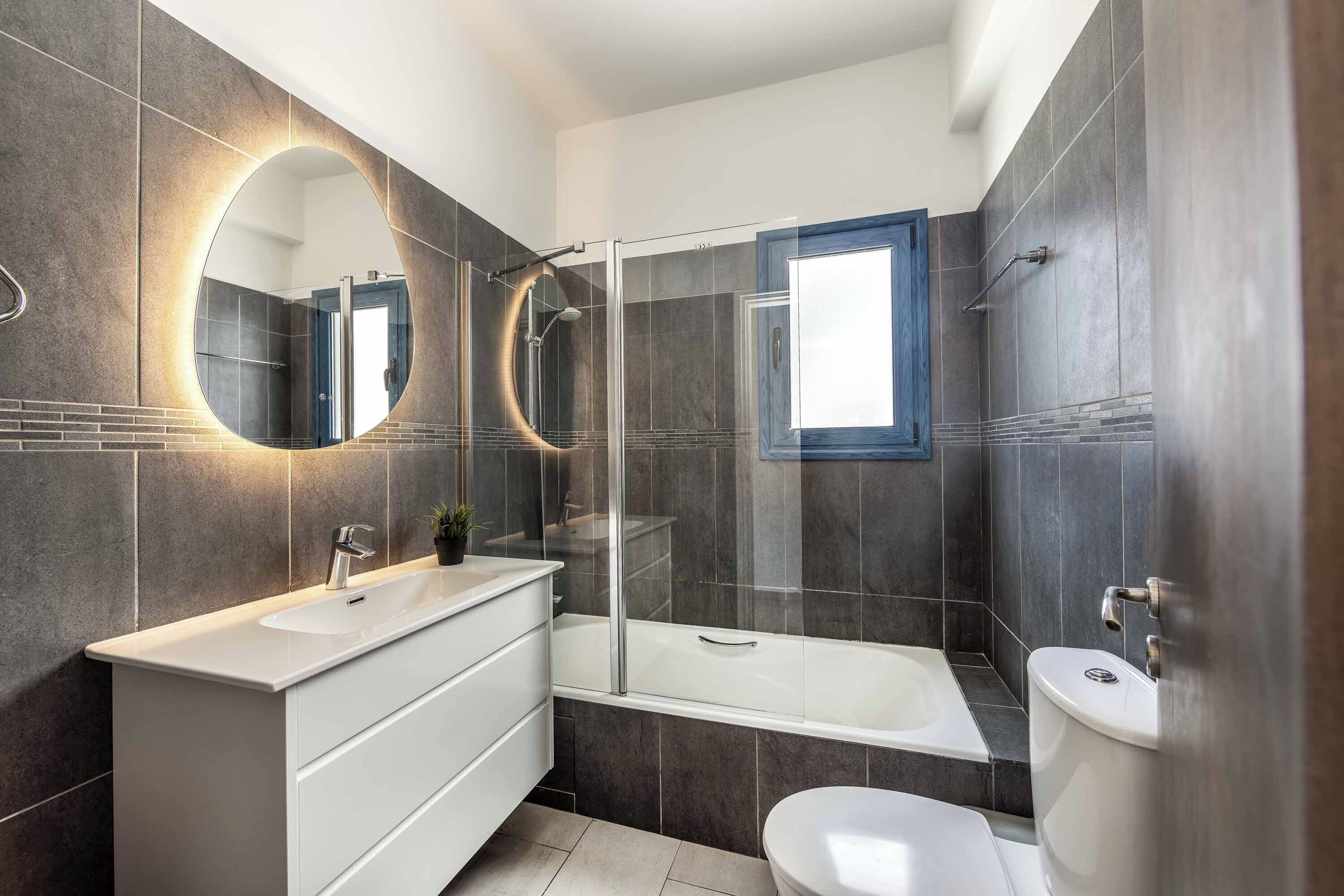 Combined shower/tub, towels