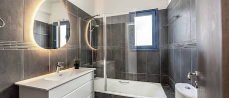 Combined shower/tub, towels