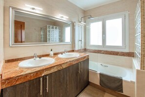 Ducha y bañera combinadas, bidé y toallas