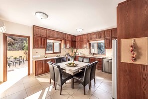 Kühlschrank, Mikrowelle, Ofen, Geschirrspüler