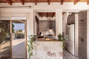 Kylskåp, mikrovågsugn, ugn och diskmaskin