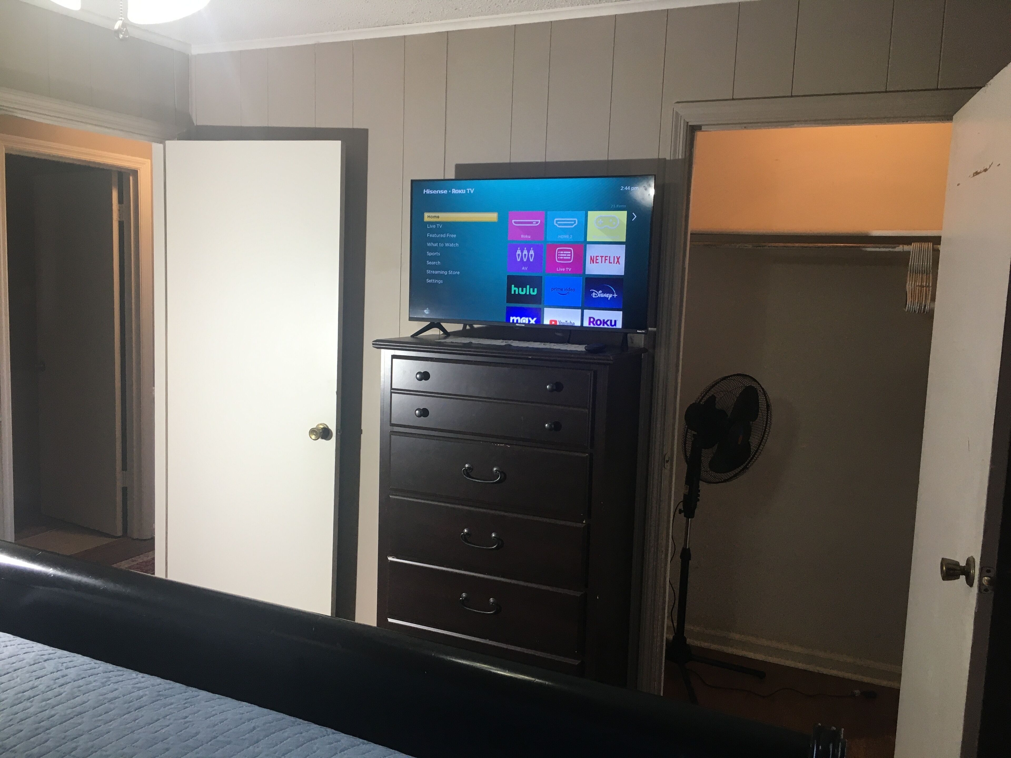 4 bedrooms, desk, iron/ironing board, travel crib