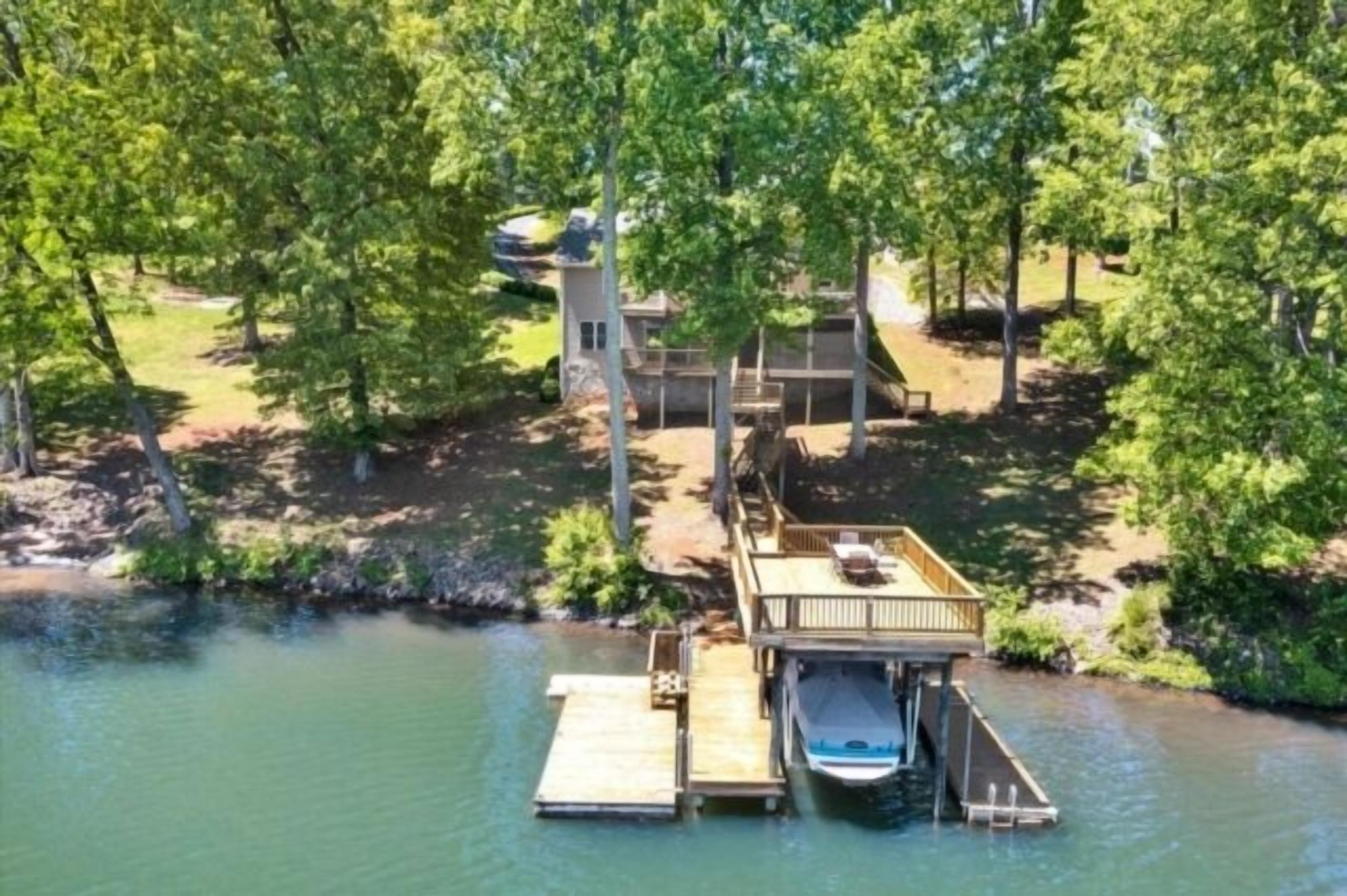 Wake Happy: 2 Kayaks, Wifi, Air hockey, Foosball, luxury rental
