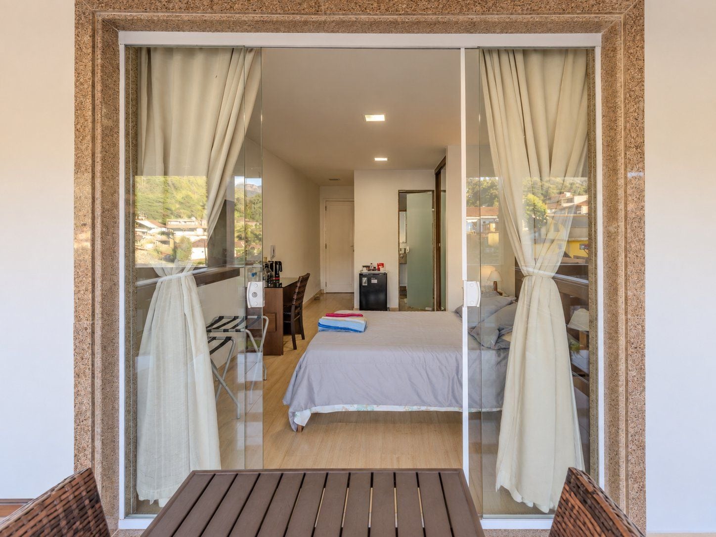 Una habitación de hotel con cama, escritorio, silla y mesa.