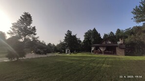 Property grounds - Cozy getaway house surrounded by forest and meadows  (Tvrdimici)