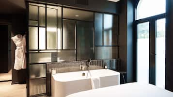 Deluxe Room | Bathroom