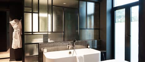 Habitación Deluxe | Baño | Secadora de cabello, batas, toallas, jabón