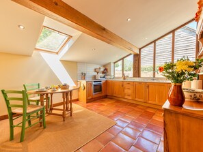 Kjøleskap, mikrobølgeovn, ovn og oppvaskmaskin