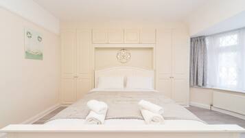 4 bedrooms, iron/ironing board, free WiFi, bed sheets