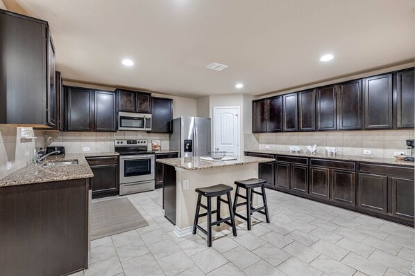 Réfrigérateur, micro-ondes, four, plaque de cuisson