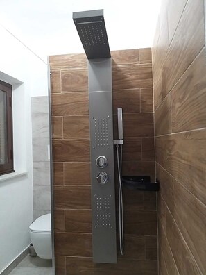 Appartamento panoramico, vista città, piano elevato | Bagno | Set di cortesia gratuito, asciugacapelli