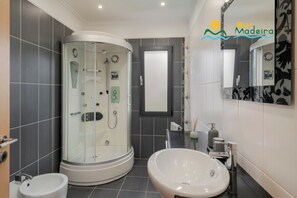 Combined shower/bathtub, hair dryer, towels - Panoramic views of the sea | This Side of Paradise (Arco Da Calheta)