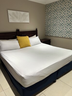 1 bedroom, desk, iron/ironing board, free WiFi - SEA-VIEW  APARTMENT - POINT WATERFRONT
near to beaches , harbour and restaurants (Durban)