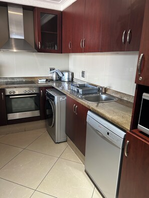 冰箱、微波炉、烤箱、炉灶