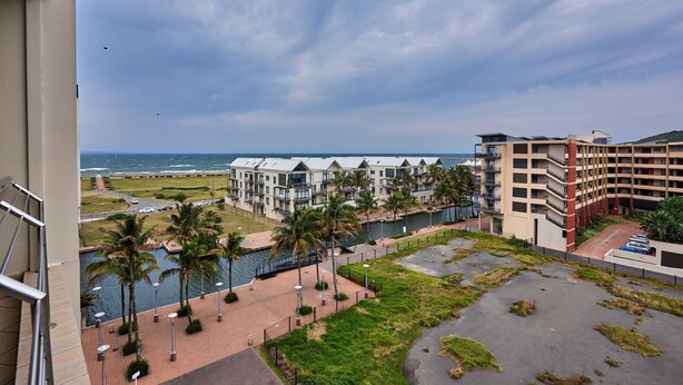A hotel with multiple buildings, a marina, and a view of the ocean. - SEA-VIEW  APARTMENT - POINT WATERFRONT
near to beaches , harbour and restaurants (Durban)