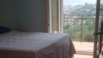2 slaapkamers, een strijkplank/strijkijzer, beddengoed