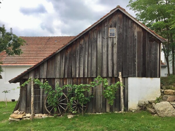 A rustic wooden barn with a sloped roof and a small window. - theFritsch-Weinbauernhaus in the countryside (Klein-Reinprechtsdorf)