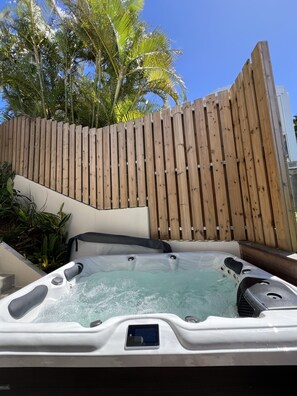 Outdoor spa tub - Parfait en Famille, Proche des Plages et Jacuzzi (Nouméa)