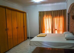 4 bedrooms, WiFi, bed sheets