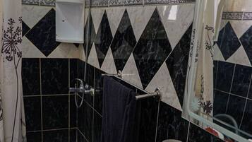 Dusche, Haartrockner, Handtücher, Seife