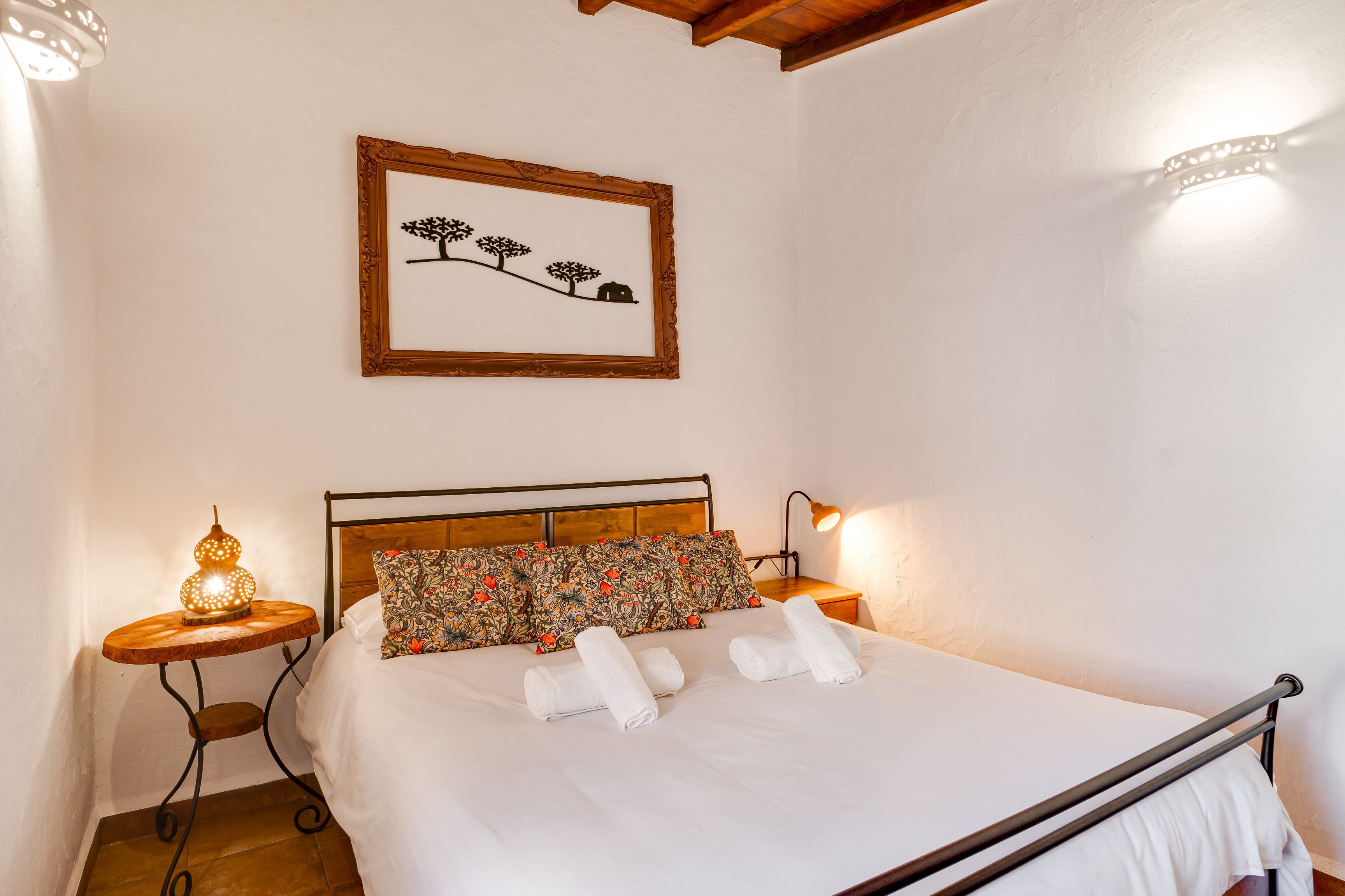2 bedrooms, iron/ironing board, internet, bed sheets