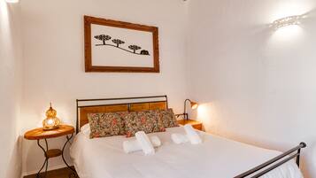 2 bedrooms, iron/ironing board, internet, bed sheets
