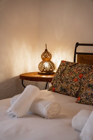 2 bedrooms, iron/ironing board, internet, bed sheets