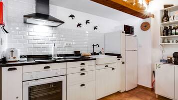 冷蔵庫、電子レンジ、オーブン、コンロ