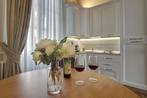 Fridge, microwave, stovetop, dishwasher