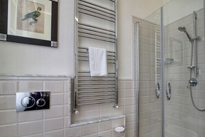 Ducha, secador de pelo, bidet, toallas
