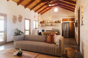 Smart-TV, Bücher, Stereoanlage