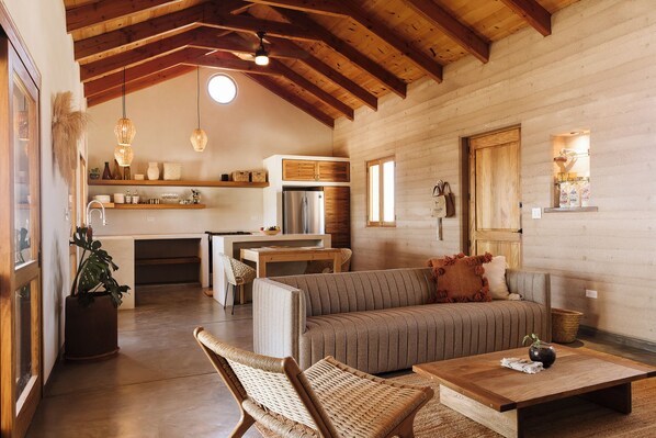 Smart-TV, bøker og stereoanlegg