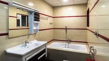 Secadora de cabello, toallas, jabón, papel de baño
