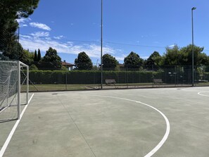 Studio, Mehrere Schlafzimmer, Balkon | Sportplatz